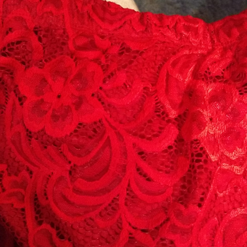 Red lace crop - Picture 2 of 2